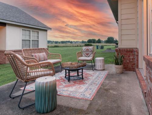 Spacious Cottage Getaway - Royal Beds, Fireplace