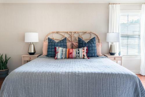 Spacious Cottage Getaway - Royal Beds, Fireplace
