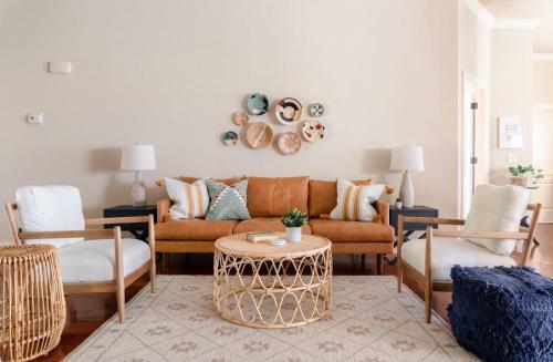 Spacious Cottage Getaway - Royal Beds, Fireplace