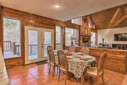 Luxury Hot Springs Cabin With Deck Near Lake Hamilton