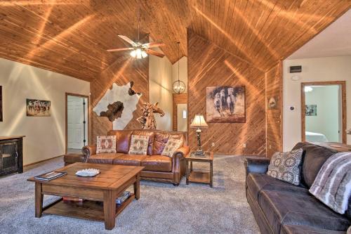 Luxury Hot Springs Cabin With Deck Near Lake Hamilton