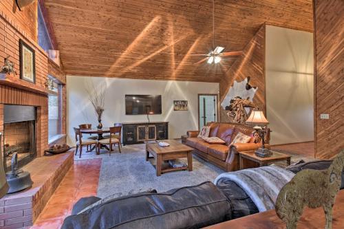 Luxury Hot Springs Cabin With Deck Near Lake Hamilton