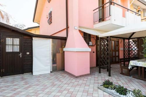 Spacious Villa - Private Garden Near The Sea/beach