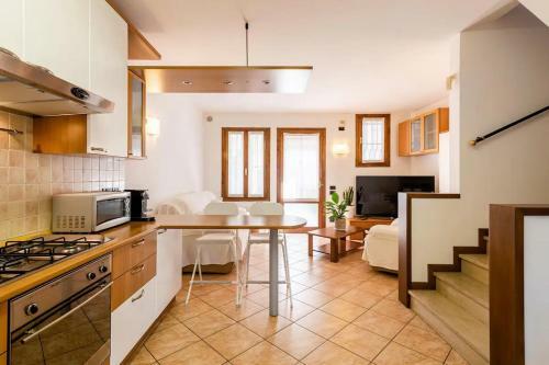 Spacious Villa - Private Garden Near The Sea/beach