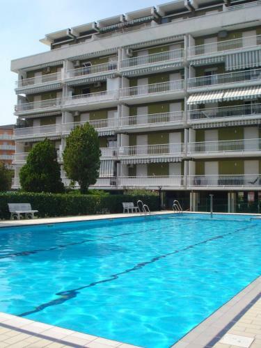 Beautiful Apartment For 5 People-pool-terra