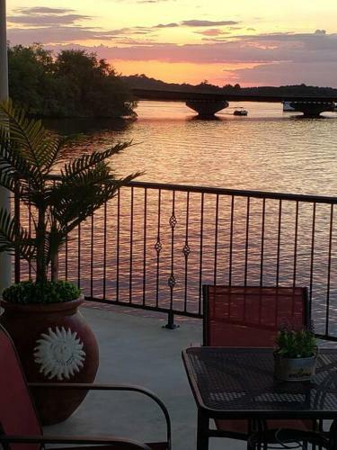 Apartamento Unique, Lakefront Corner Condo With 2 En Suite Brs