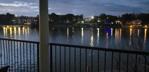 Apartamento Unique, Lakefront Corner Condo With 2 En Suite Brs