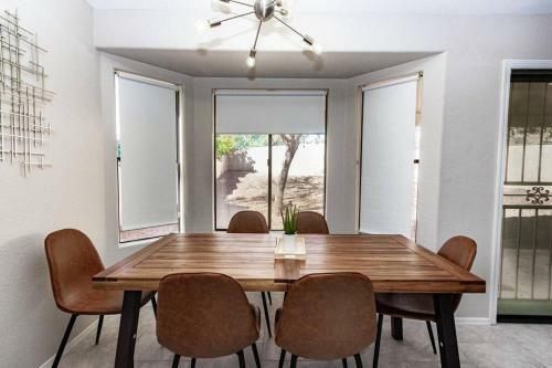 Contemporary Oro Valley Retreat With Mountain View