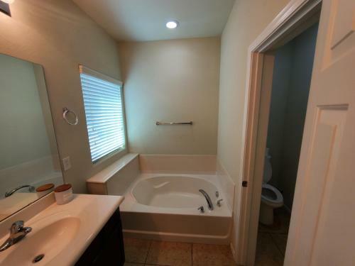 Hostal Phoenix Iii, Minutes To Airport And Downtown