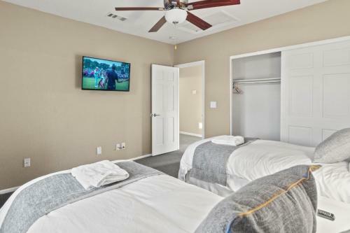 Premier Hosts Present Scottsdale Luxury Oasis With Lagoon Pool