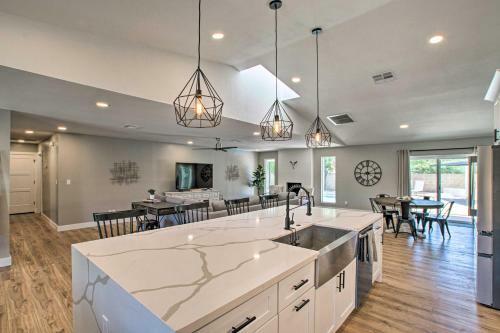 Central Scottsdale Oasis With Pool And Game Room!