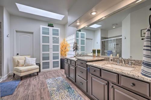Stylish Phoenix Sanctuary With Outdoor Oasis!