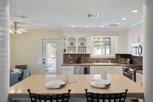 Central 5br Resort Style Retreat W/pool, Game, & Bbq