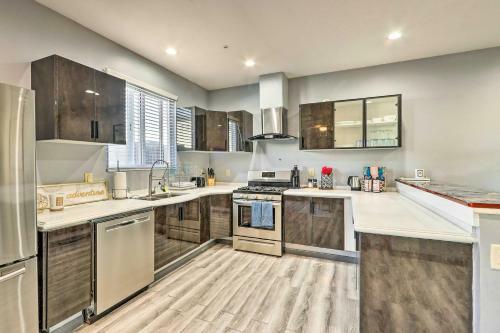 Chic Pet-friendly Townhome Near Papago Park!