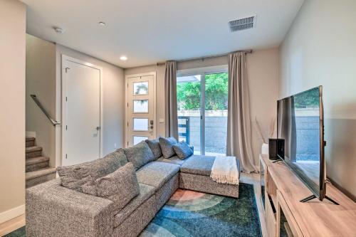 Spacious Phoenix Townhome With Balcony And Office