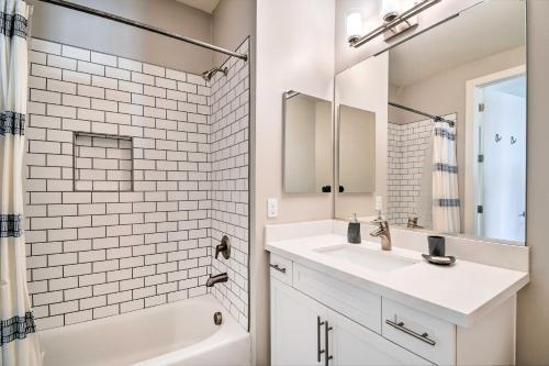 Spacious Phoenix Townhome With Balcony And Office