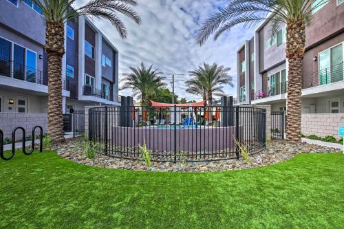 Spacious Phoenix Townhome With Balcony And Office