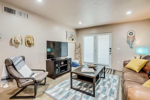 Old Town 2br Condo With Pool And Wifi