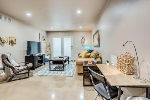 Old Town 2br Condo With Pool And Wifi