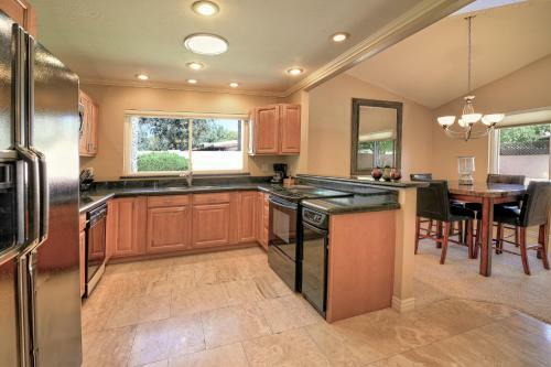 Super Private Backyard With Putting Green Private Pool & Spa