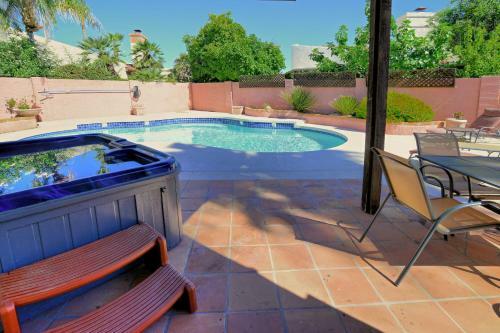 Super Private Backyard With Putting Green Private Pool & Spa