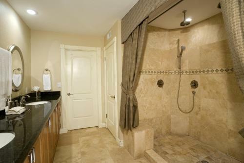 Super Private Backyard With Putting Green Private Pool & Spa