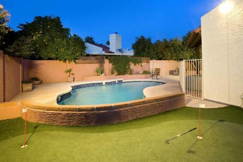 Super Private Backyard With Putting Green Private Pool & Spa