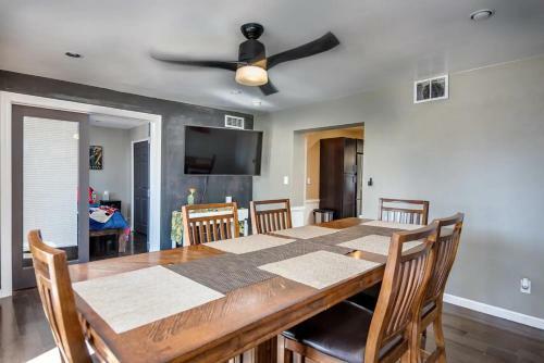 Location Location- 5 Bedroom Smart Home - Firepit/garage