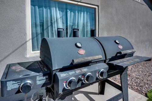 Location Location- 5 Bedroom Smart Home - Firepit/garage