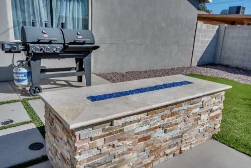 Location Location- 5 Bedroom Smart Home - Firepit/garage