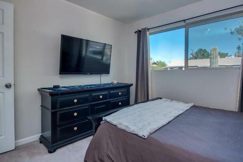 Location Location- 5 Bedroom Smart Home - Firepit/garage