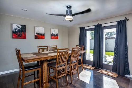 Location Location- 5 Bedroom Smart Home - Firepit/garage