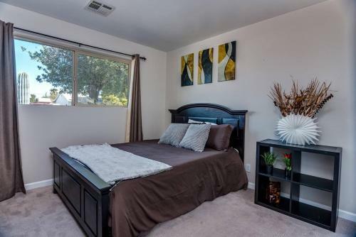 Location Location- 5 Bedroom Smart Home - Firepit/garage