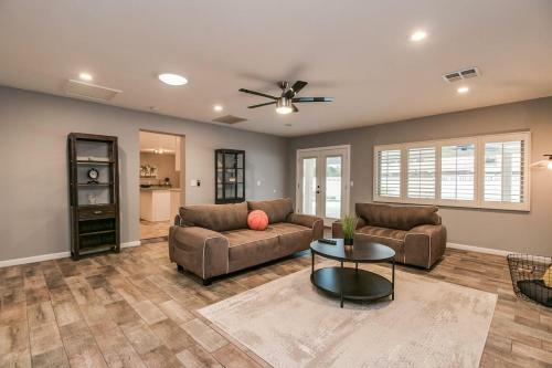 Modern Chic Old Town Scottsdale Home Wpool & Gym