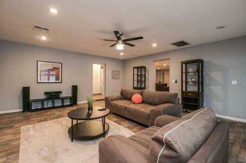 Modern Chic Old Town Scottsdale Home Wpool & Gym