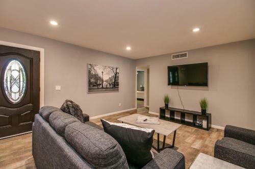 Modern Chic Old Town Scottsdale Home Wpool & Gym