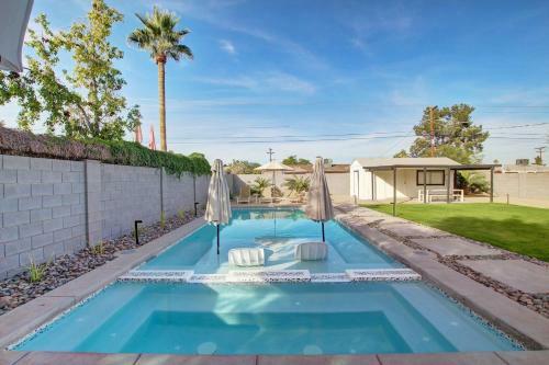 Scottsdale Mid Century Modern Wsparkling Pool