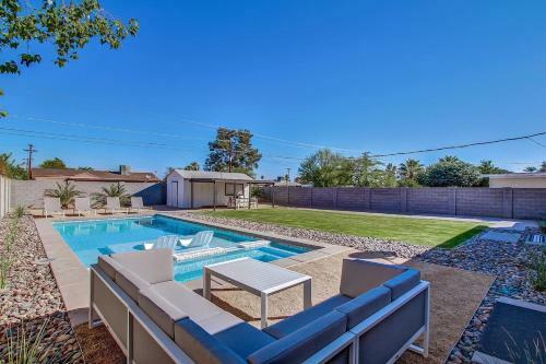 Scottsdale Mid Century Modern Wsparkling Pool