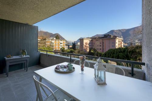 Apartamento Monolocale Con Terrazzo Vista Lago E Garage Via Cassarinetta