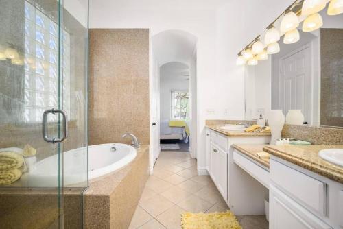 Villa With Private Pool And Jacuzzi Gameroom Walk To Festivals