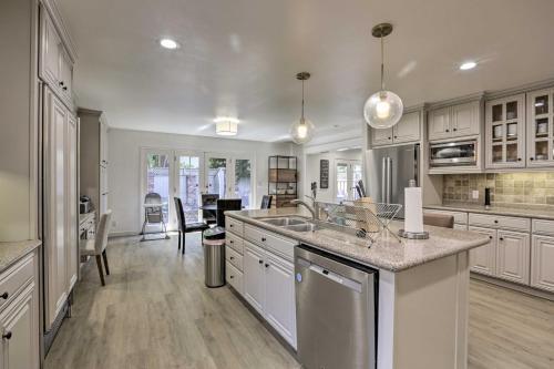 Luxury Mountain View Retreat Central Location!