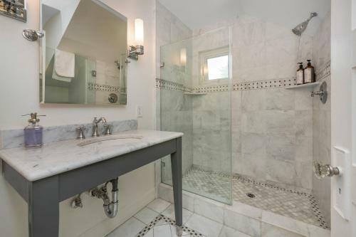 The Oxbow House - Designer 3bd/2ba Home