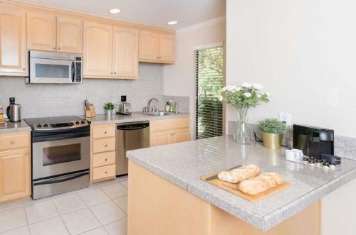 Apartamento Top King Suite 40% Off: Full Kitchen, Peaceful Views