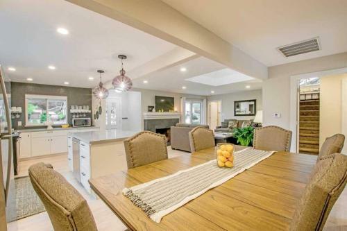 3 Bed 3 Bath Heated Pool Hot Tub Downtown
