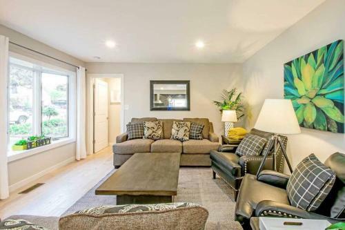 3 Bed 3 Bath Heated Pool Hot Tub Downtown
