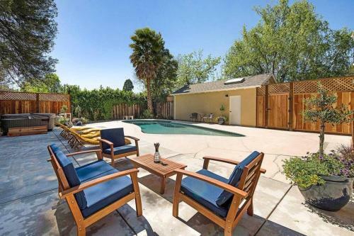 3 Bed 3 Bath Heated Pool Hot Tub Downtown