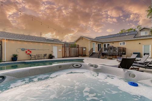 3 Bed 3 Bath Heated Pool Hot Tub Downtown