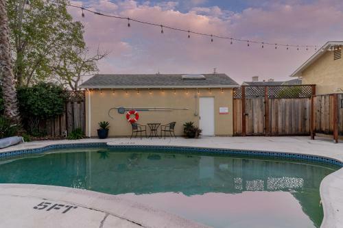 3 Bed 3 Bath Heated Pool Hot Tub Downtown