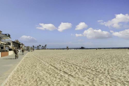 Apartamento 1000#4 Modern Beach Home, Steps From Sand W/ac!