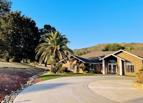 Private Mountain Retreat With Pool And Mini-golf